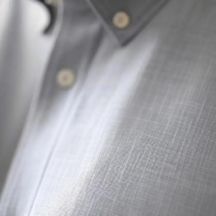 Közeli felvétel a prémium férfi ing textúrájáról és finom szövéséről.